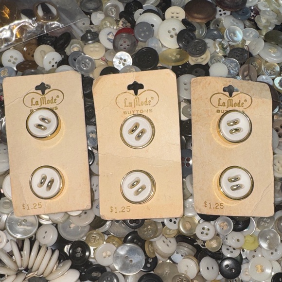 6,168 Button Bundle Assorted - Picture 8 of 13